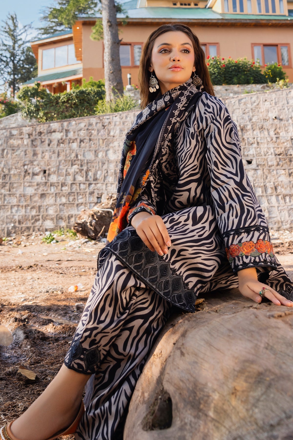 Charizma | Aniiq Embroidered Collection | STAPLE SHAWL ANW4-03