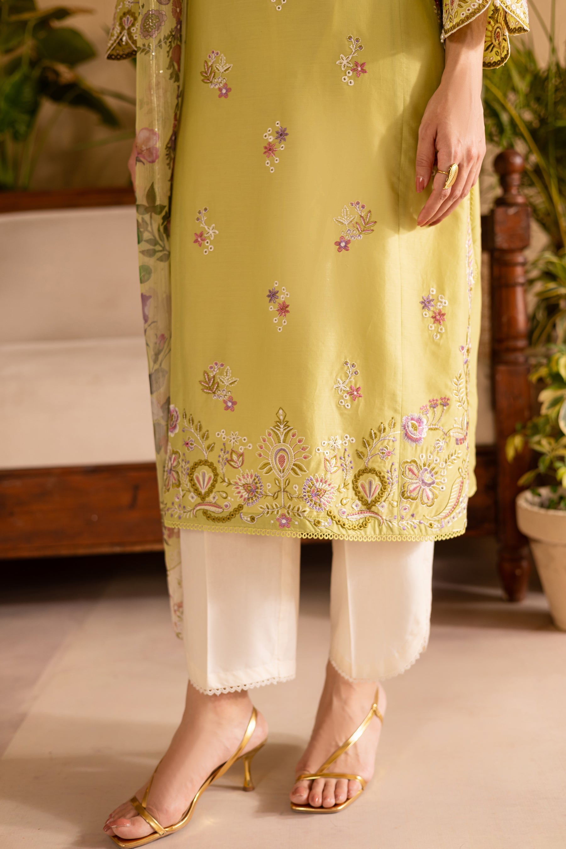 Batik | Nyra Embroidered Summer Solids | Apple Pie