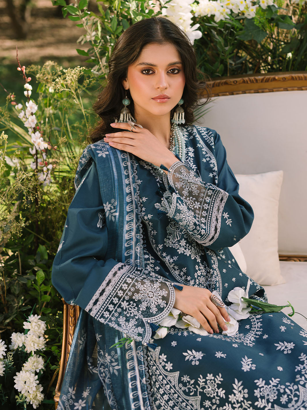 Mahnur | Dahlia Luxury Lawn 25 | Bella
