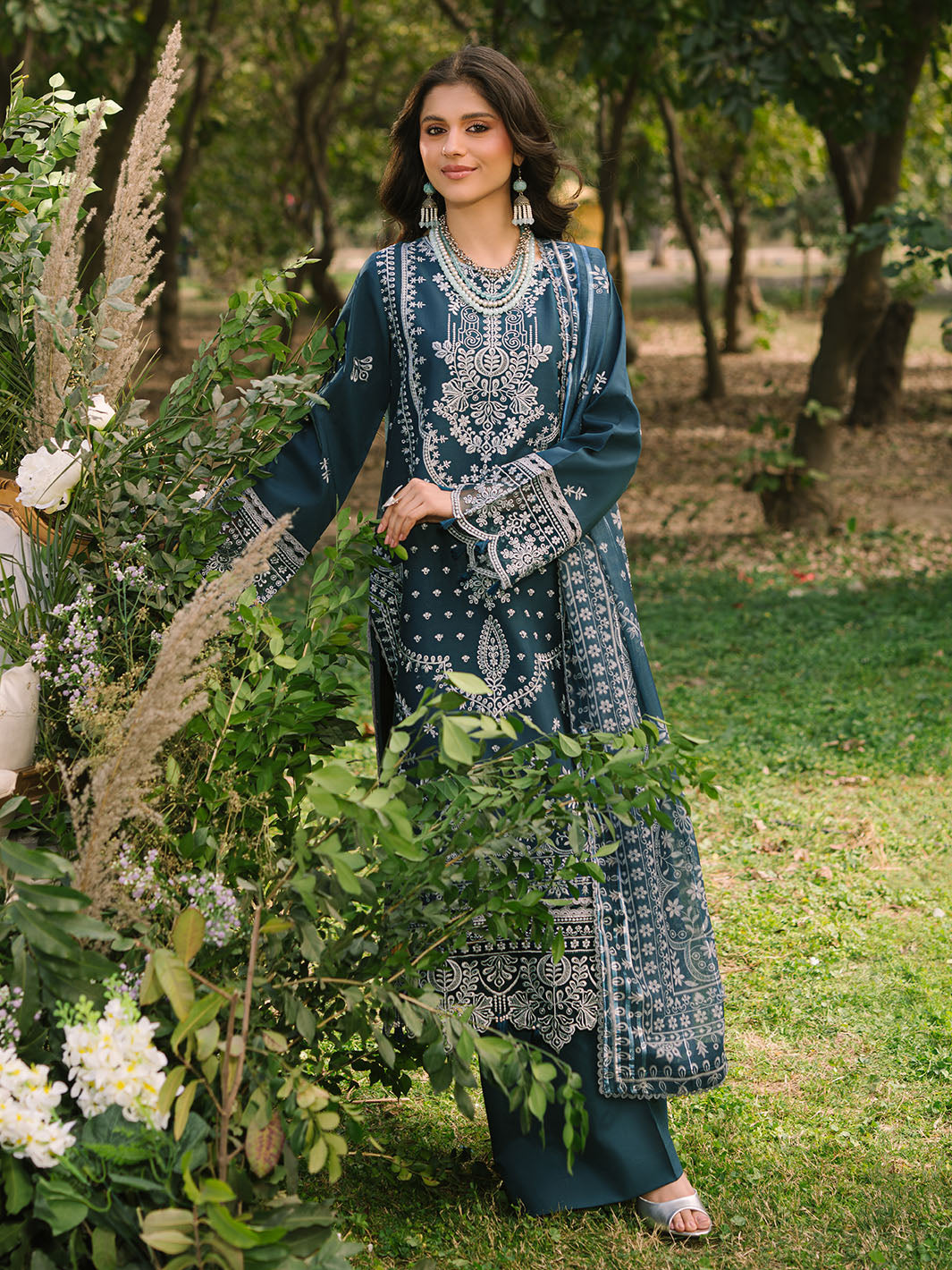 Mahnur | Dahlia Luxury Lawn 25 | Bella