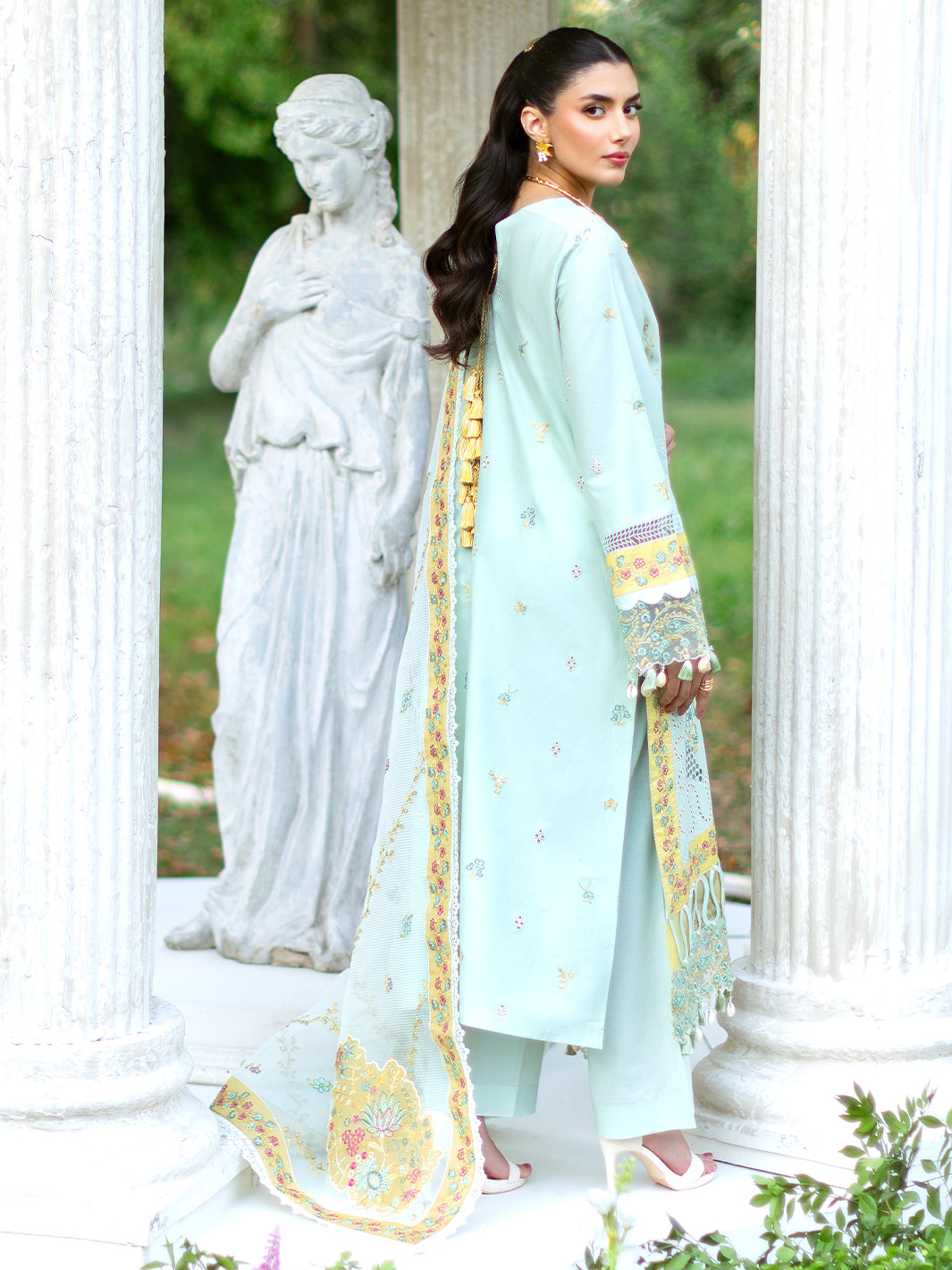 Mahnur | Sophie Luxury Lawn 25 | Calista