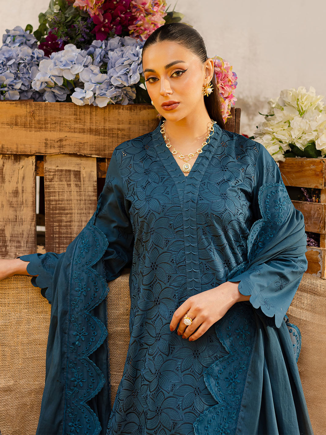 Mahnur | Twilight Luxury Lawn 25 | CIARA