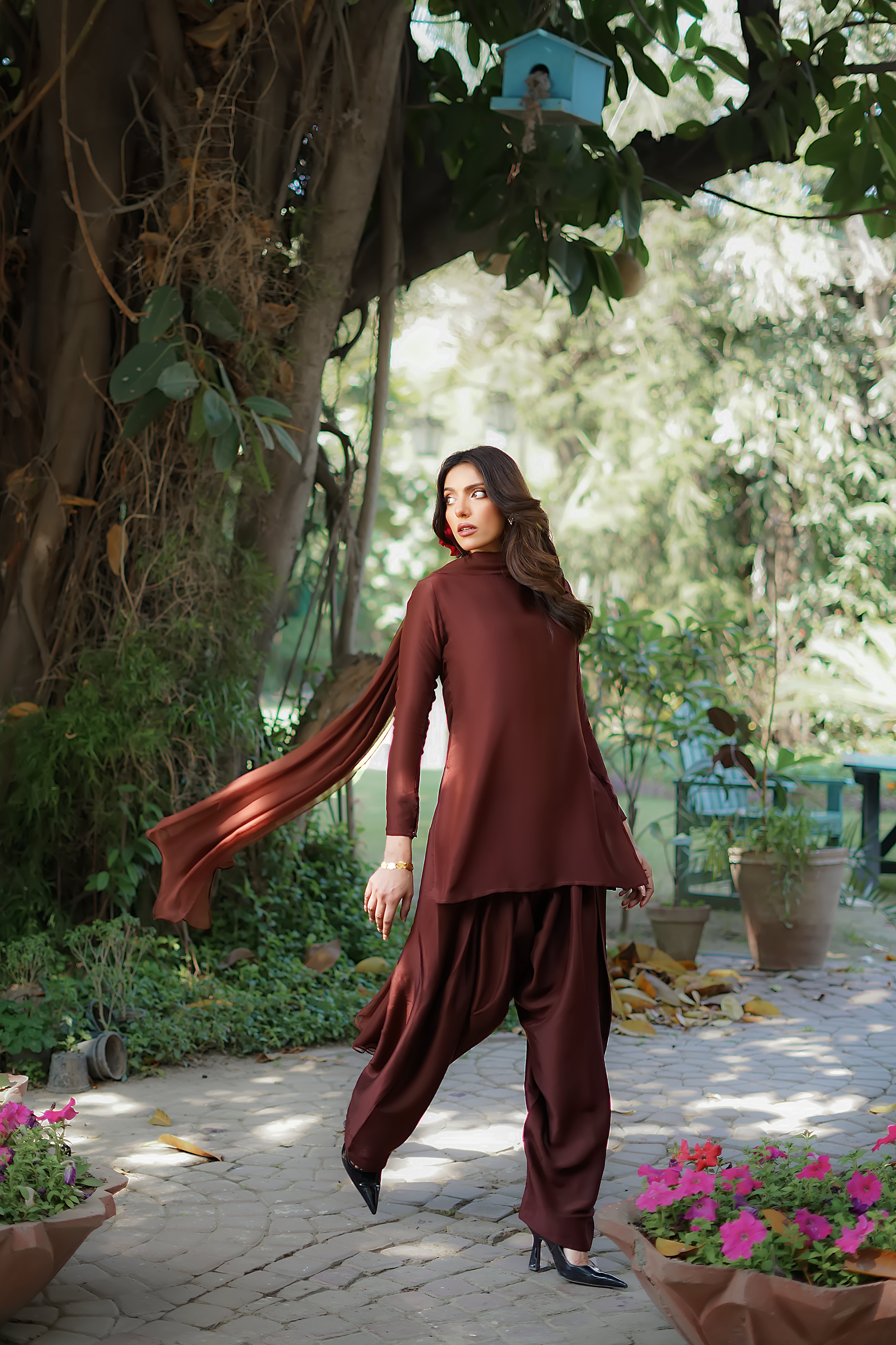 Erum Khan | Nue 25 | Espresso Gloe