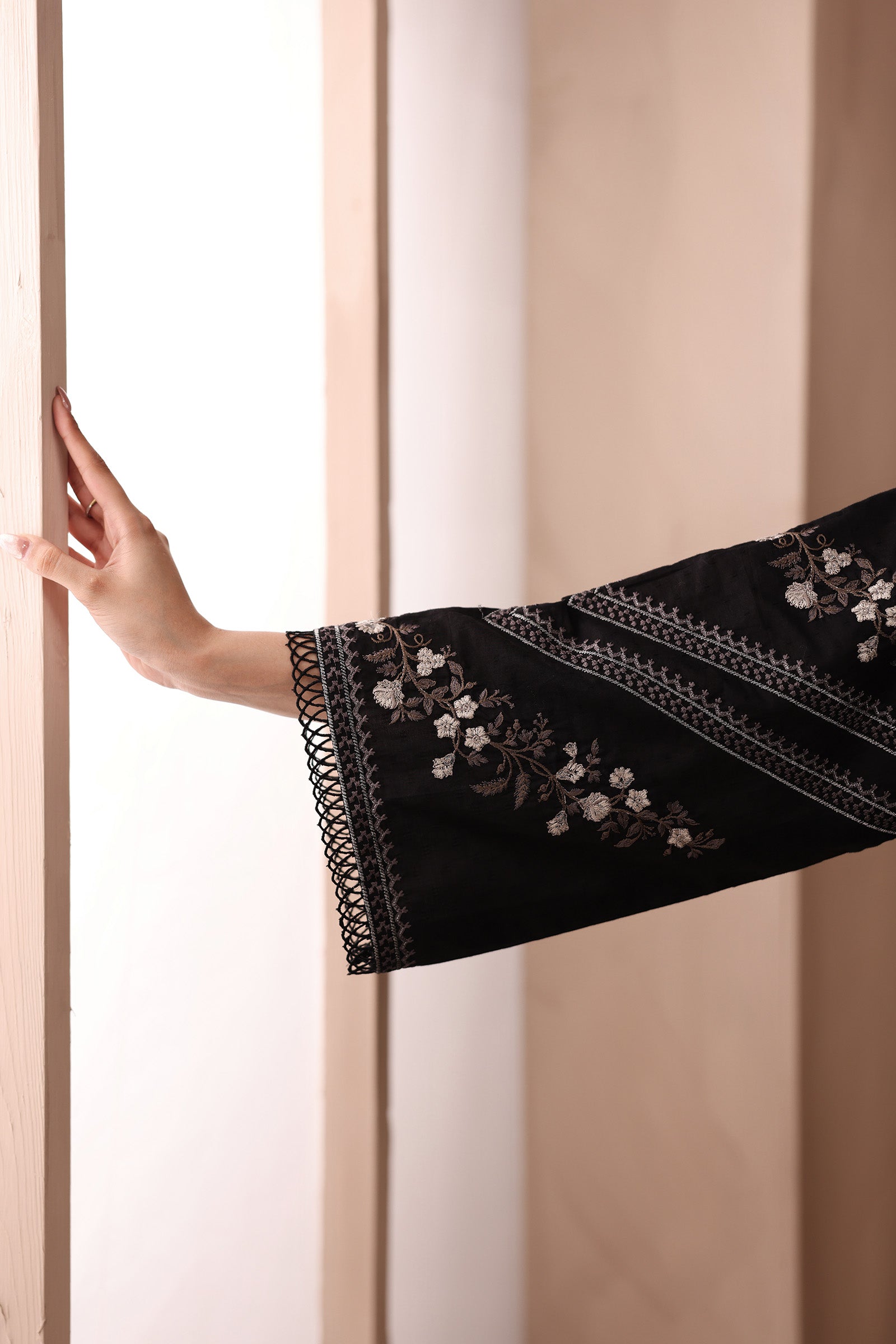 Maria B | Luxury Winter Pret 25 | DW-MN25-10-Black