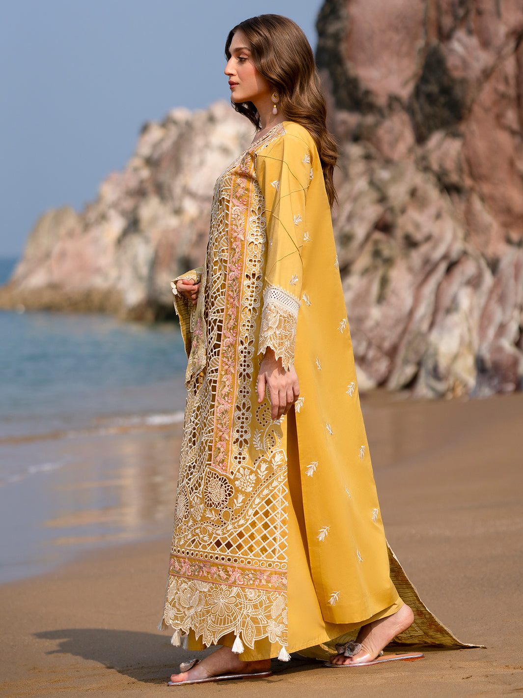 Mahnur | Sirena Luxury Lawn 25 | Dahlia