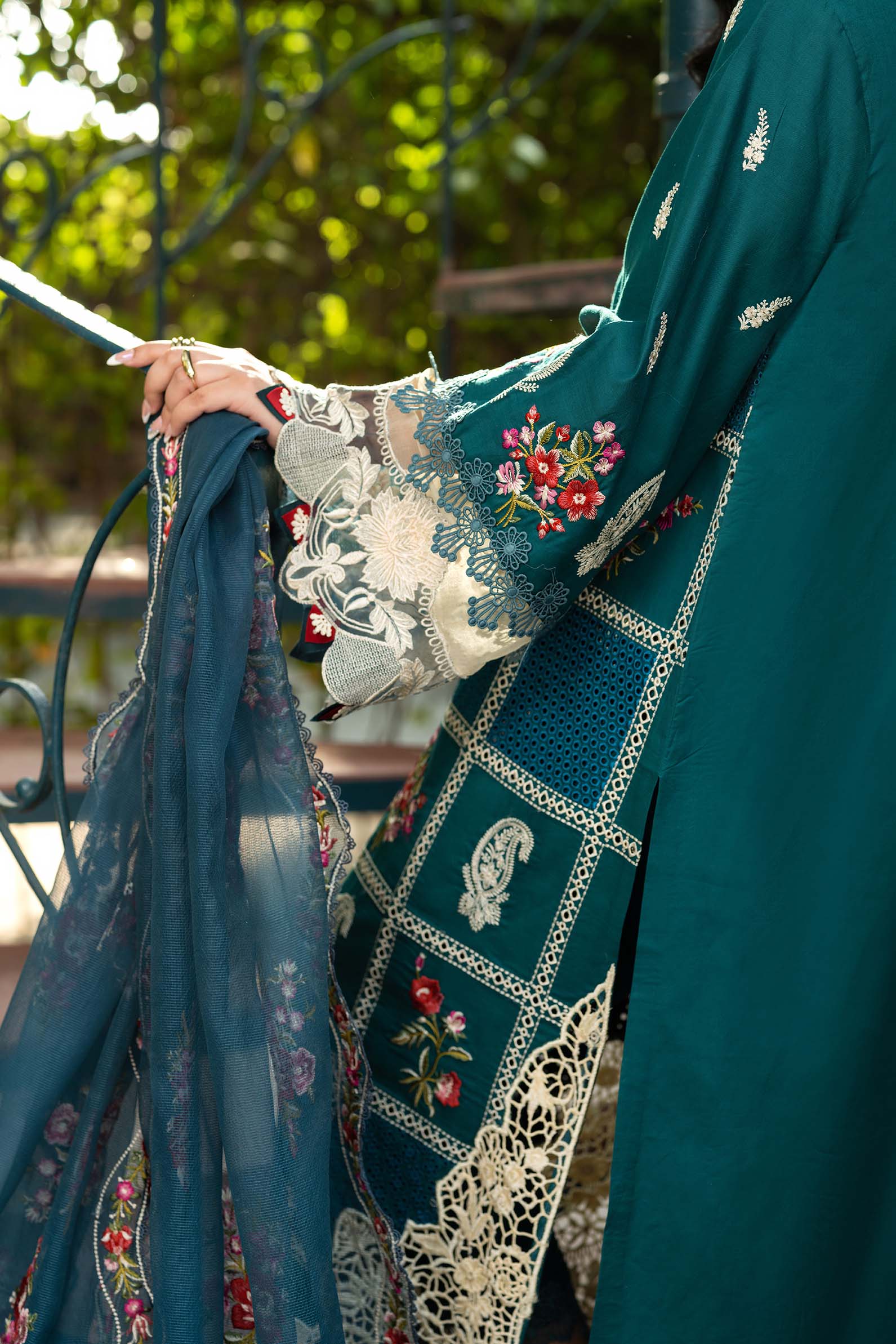 Maryam Hussain | Luxury Lawn 25 | Neelum