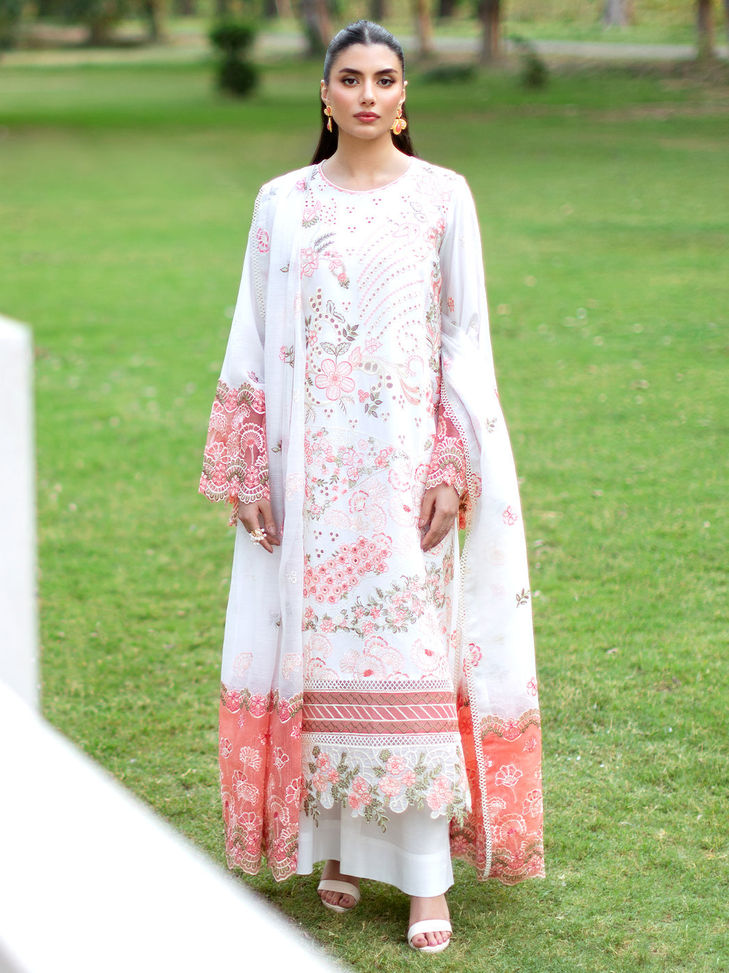 Mahnur | Sophie Luxury Lawn 25 | Lyra