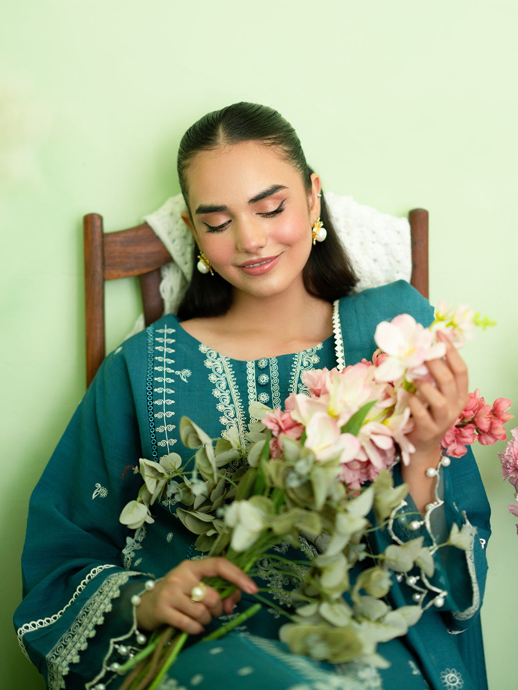 Mahnur | Leila Winter 24 |  Meris