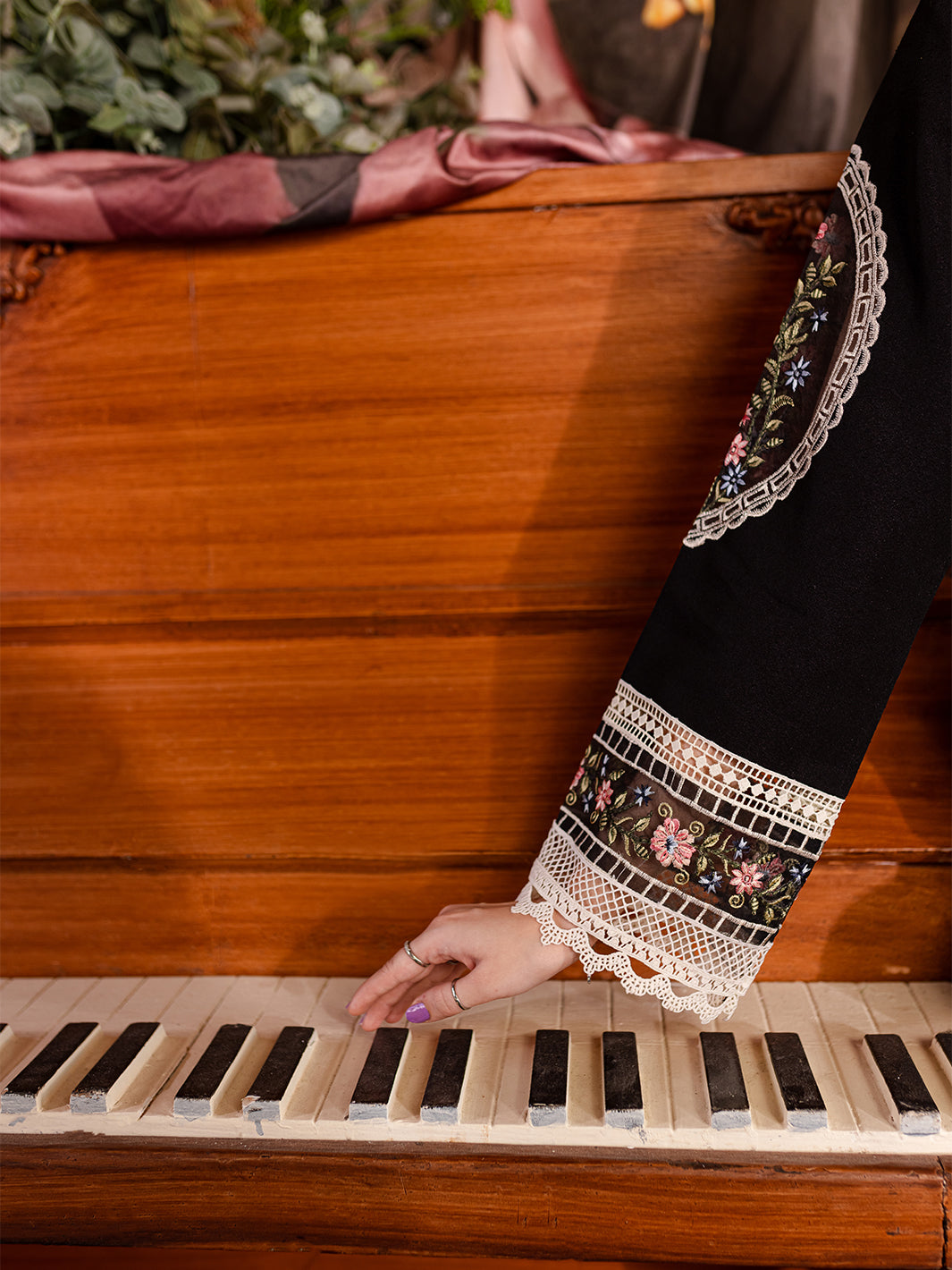 Mahnur | Veronica Luxury Karandi 24 | NORA