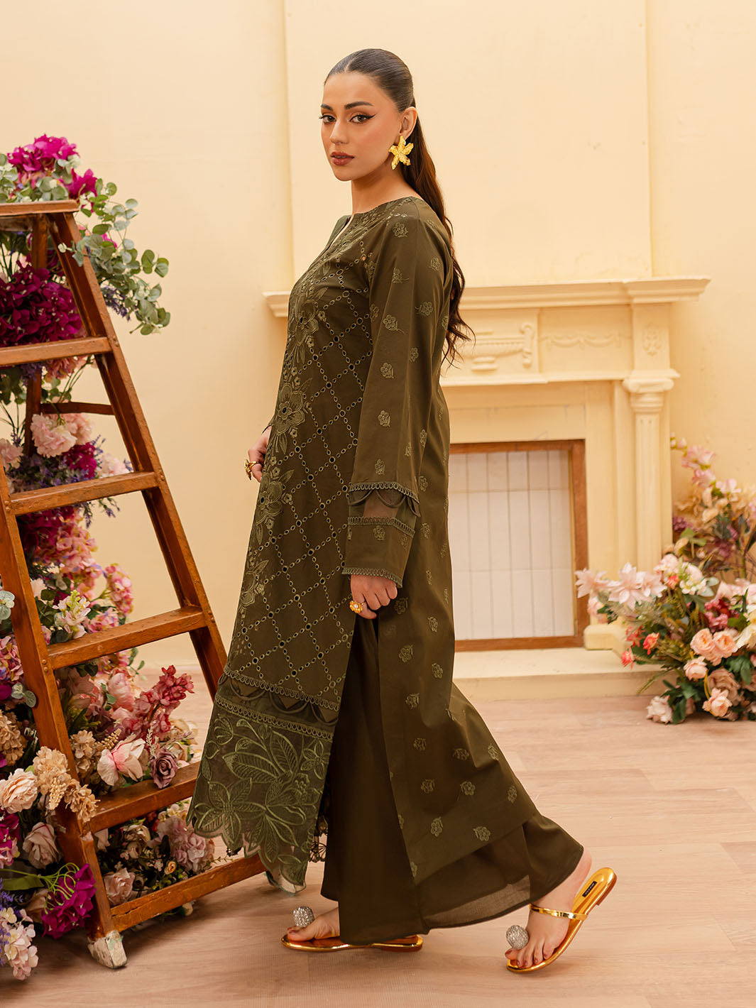 Mahnur | Twilight Luxury Lawn 25 | VALERIA