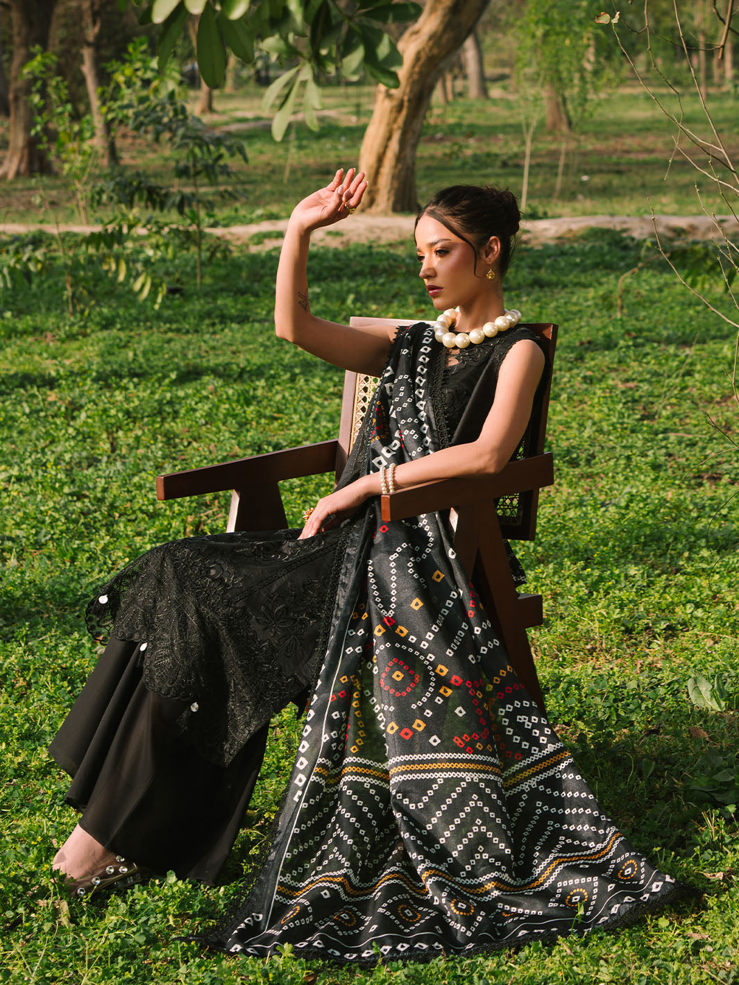 Mahnur | Dahlia Luxury Lawn 25 | Zoe